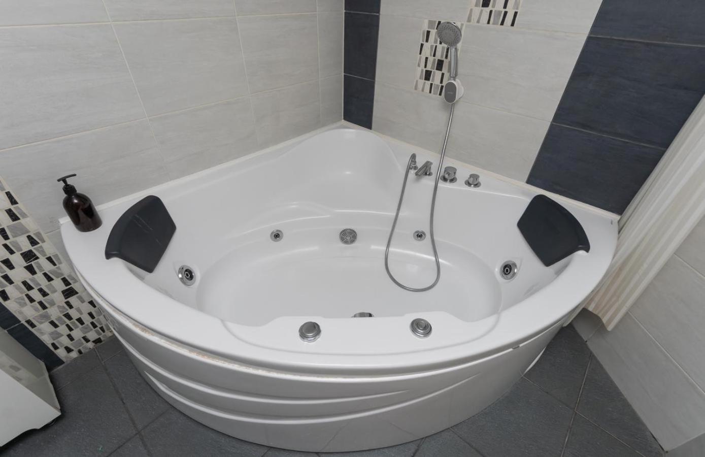 Appartement Flat24 On Lesi Ukrainki 3 à Kiev Extérieur photo
